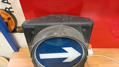 Lot 839 - LIGHT UP TRAFFIC ARROW SIGNAL