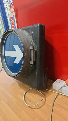 Lot 839 - LIGHT UP TRAFFIC ARROW SIGNAL