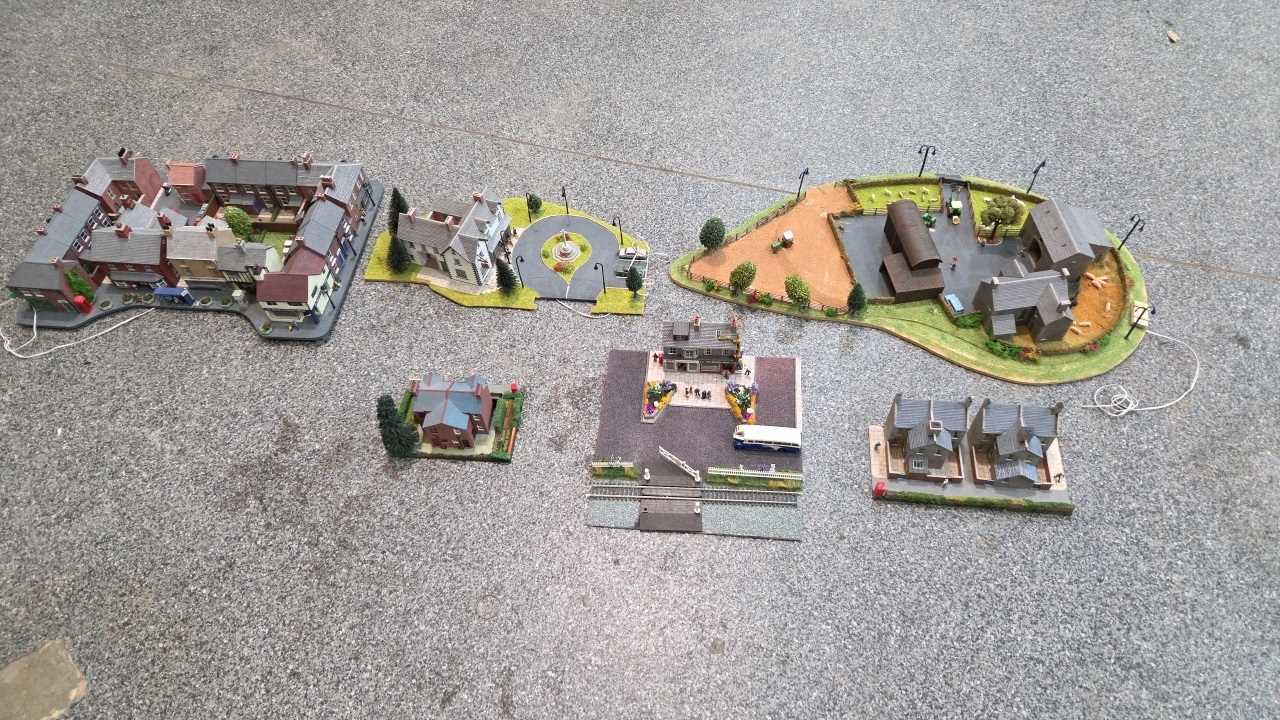 Lot 819 - 00 GUAGE RAILWAY DIORAMA 6 X DIFFERENT SCENES