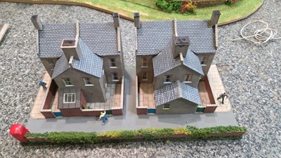 Lot 819 - 00 GUAGE RAILWAY DIORAMA 6 X DIFFERENT SCENES