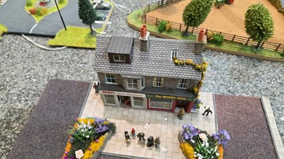 Lot 819 - 00 GUAGE RAILWAY DIORAMA 6 X DIFFERENT SCENES