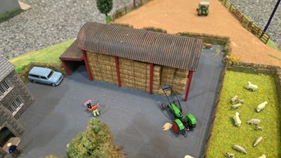 Lot 819 - 00 GUAGE RAILWAY DIORAMA 6 X DIFFERENT SCENES