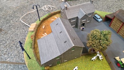 Lot 819 - 00 GUAGE RAILWAY DIORAMA 6 X DIFFERENT SCENES