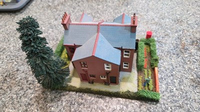 Lot 819 - 00 GUAGE RAILWAY DIORAMA 6 X DIFFERENT SCENES