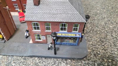 Lot 819 - 00 GUAGE RAILWAY DIORAMA 6 X DIFFERENT SCENES
