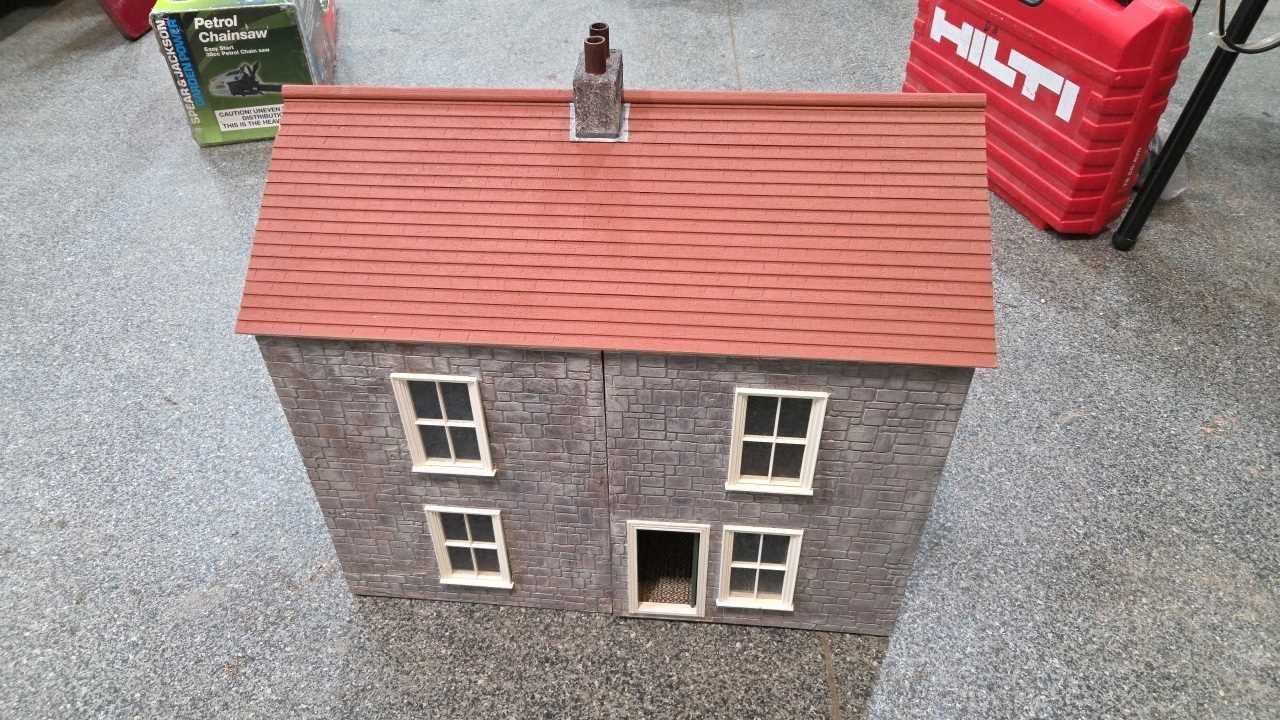 Lot 585 - 1/12th SCALE DOLLS HOUSE