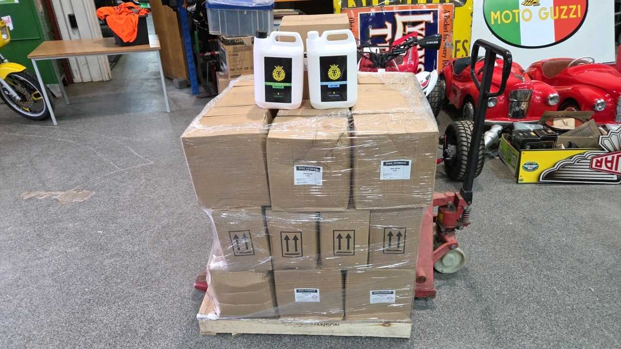 Lot 723 - 400 LITRES OF SNOW FOAM & PRE WASH CLEANING PRODUCTS