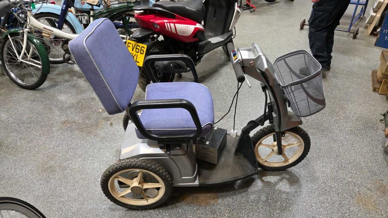 Lot 841 - 1988 BOOSTER TOWN & COUNTRY 3 WHEELED MOBILITY SCOOTER
