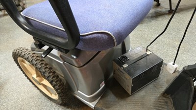 Lot 841 - 1988 BOOSTER TOWN & COUNTRY 3 WHEELED MOBILITY SCOOTER