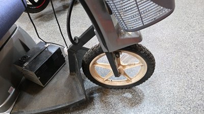 Lot 841 - 1988 BOOSTER TOWN & COUNTRY 3 WHEELED MOBILITY SCOOTER