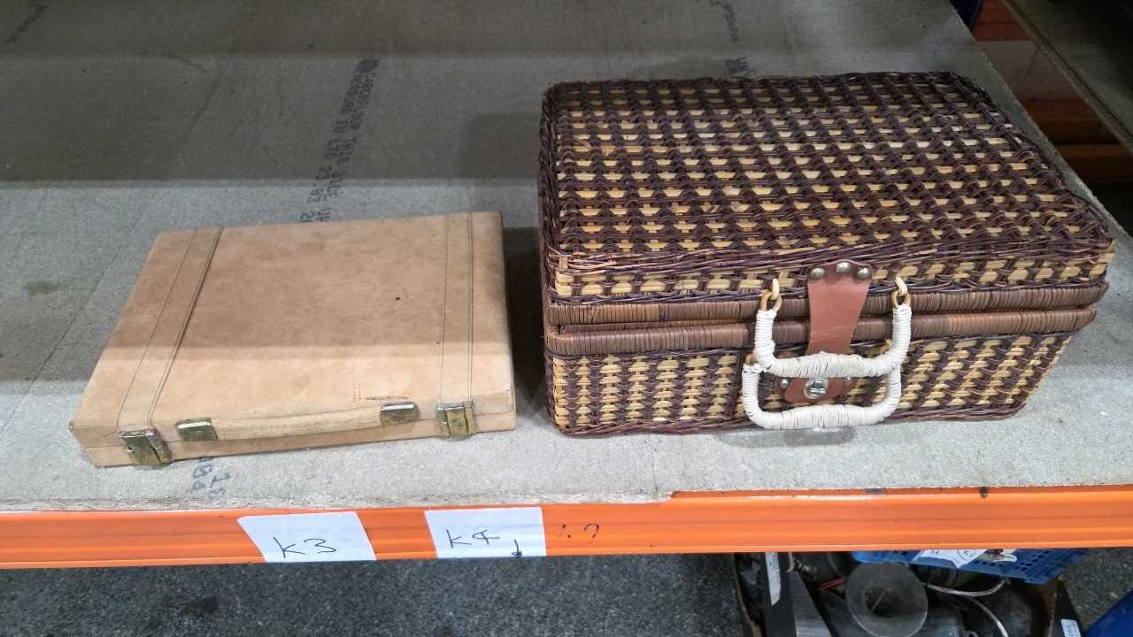 Lot 877 - PICNIC BASKET & SUEDE BACK GAMMON SET