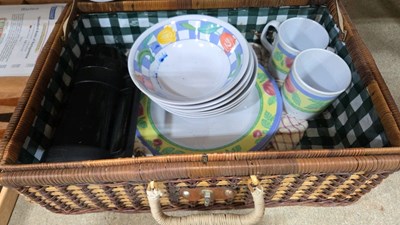 Lot 877 - PICNIC BASKET & SUEDE BACK GAMMON SET
