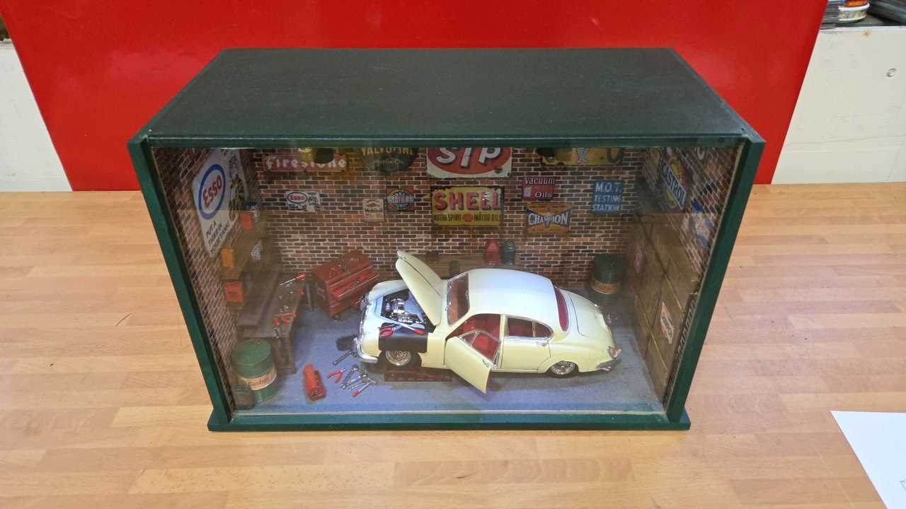 Lot 337 - JAGUAR GARAGE DIORAMA