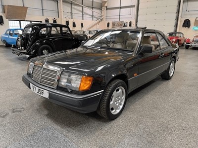 Lot 29 - 1989 MERCEDES 300 CE AUTO