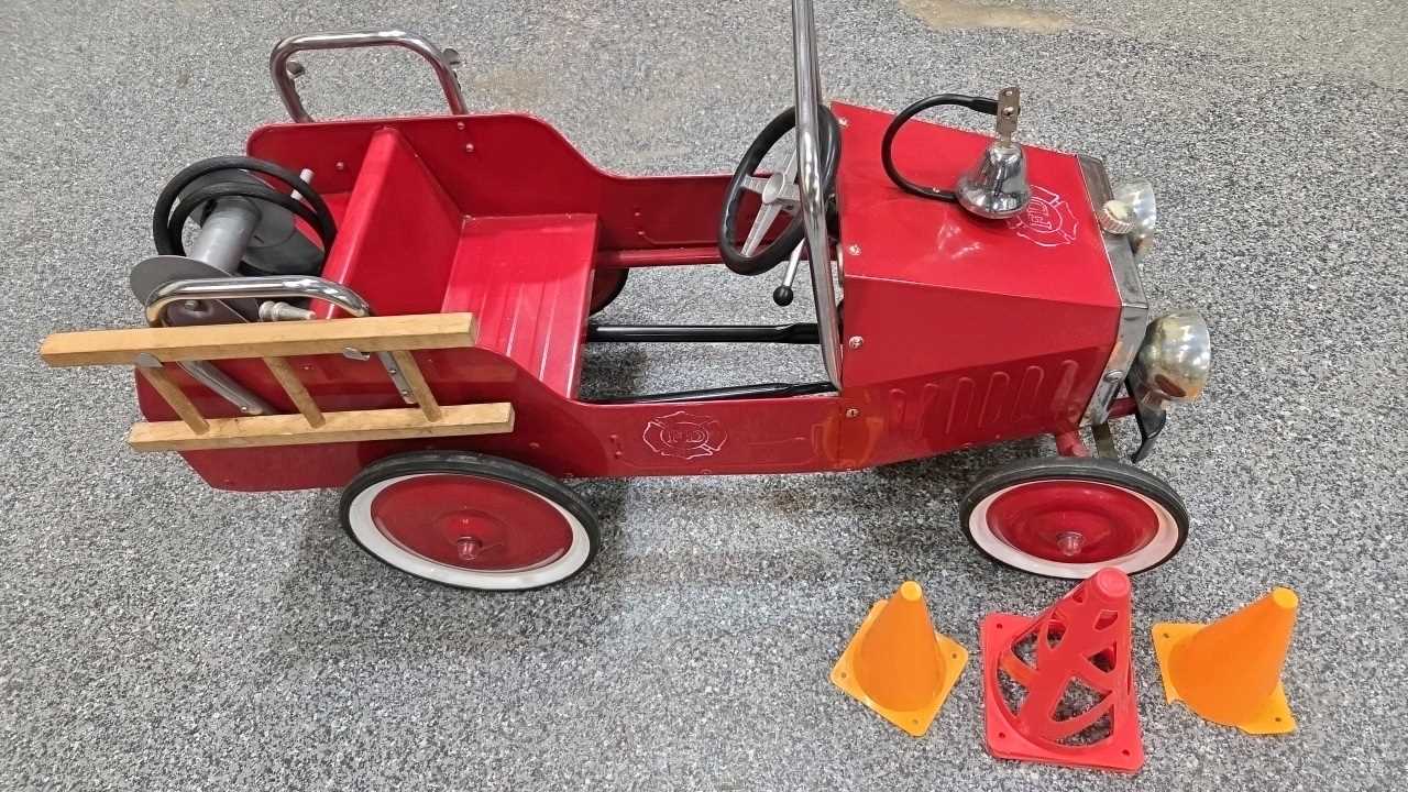 Lot 207 - FIRE ENGINE PEDAL CAR