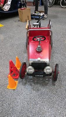 Lot 207 - FIRE ENGINE PEDAL CAR