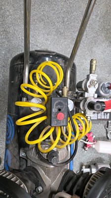 Lot 347 - SGS 100 LITRE COMPRESSOR WITH AIR TOOLS