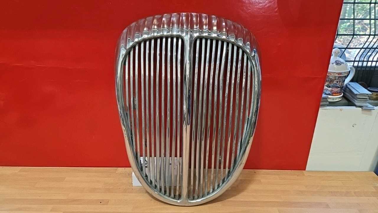 Lot 125 - DAIMLER GRILLE