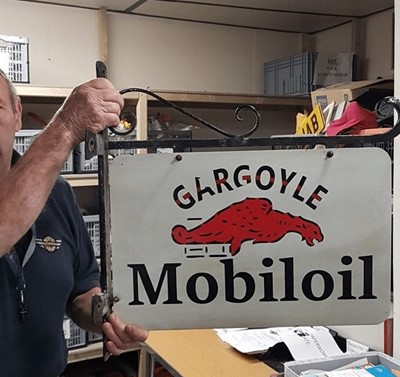 Lot 31 - MOBIL OIL SWINGING