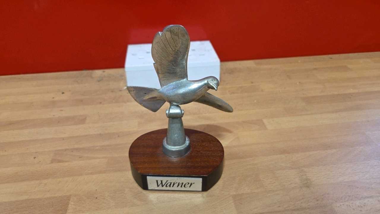 Lot 137 - DOVE MASCOT ( WARNER )