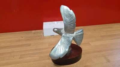 Lot 137 - DOVE MASCOT ( WARNER )