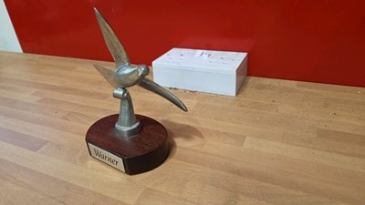 Lot 137 - DOVE MASCOT ( WARNER )