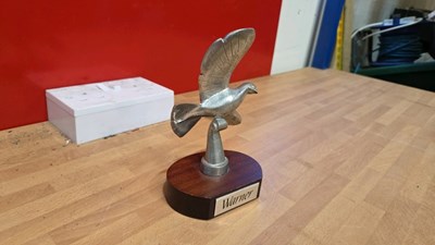 Lot 137 - DOVE MASCOT ( WARNER )