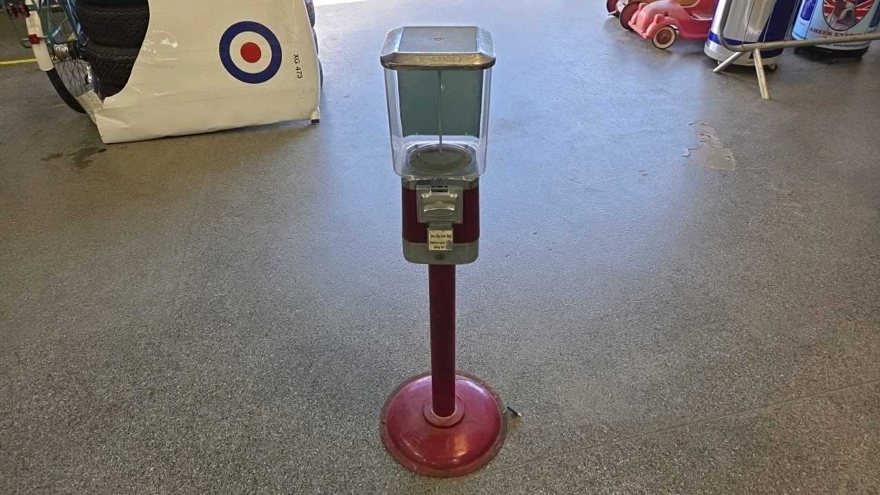 Lot 403 - V LINE SWEET MACHINE DISPENSER IN WORKING