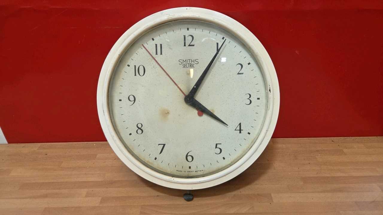 Lot 498 - SMITH'S ELECTRIC WALL CLOCK