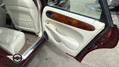 Lot 156 - 1998 JAGUAR XJ8 AUTO