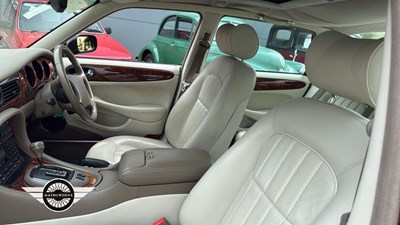 Lot 156 - 1998 JAGUAR XJ8 AUTO