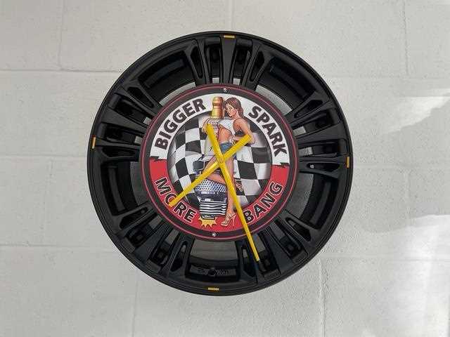 Lot 109 - PIN-UP GIRL WHEEL CLOCK