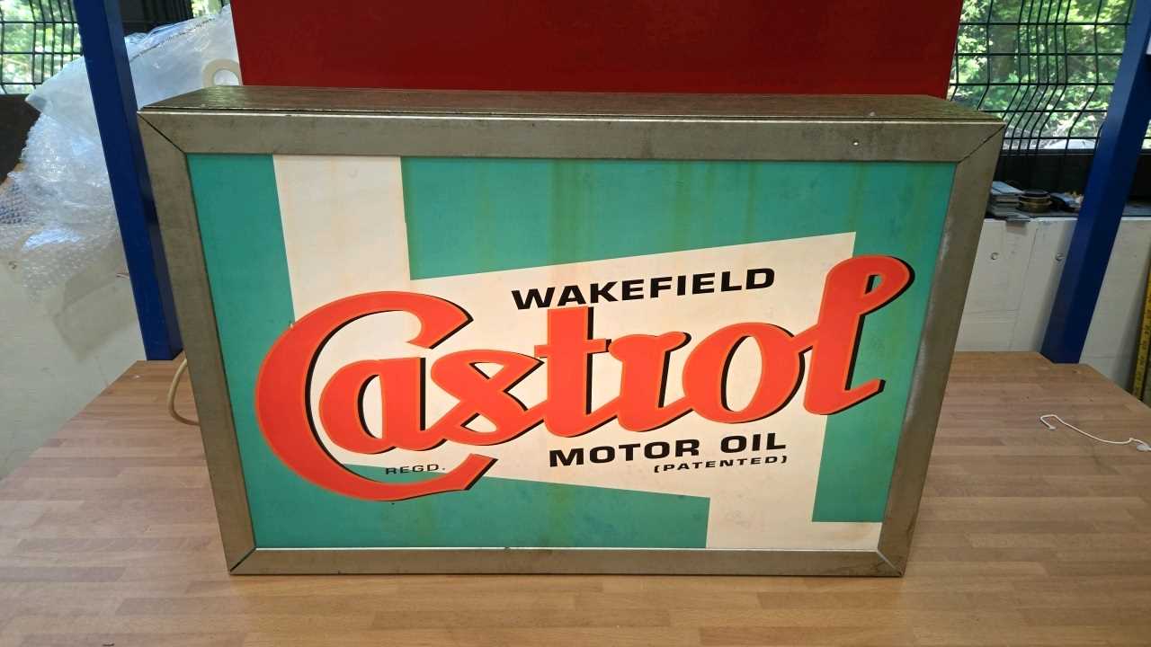 Lot 219 - WAKEFIELD CASTROL MOTOR OIL , LIGHT UP SIGN 27" X 18"