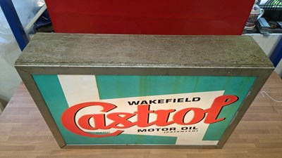 Lot 219 - WAKEFIELD CASTROL MOTOR OIL , LIGHT UP SIGN 27" X 18"