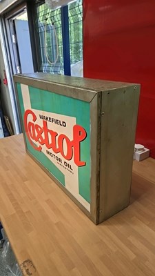Lot 219 - WAKEFIELD CASTROL MOTOR OIL , LIGHT UP SIGN 27" X 18"