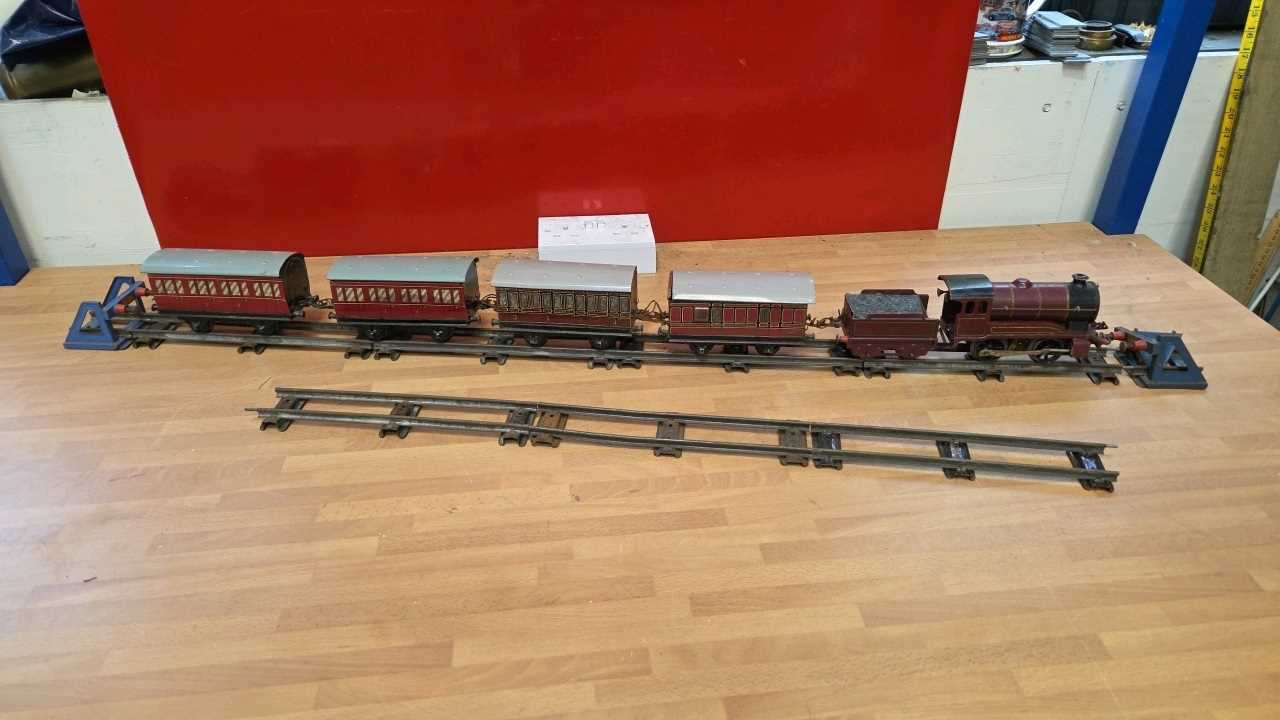Lot 893 - HORNBY TIN CLOCKWORK TRAIN SET MADE BY MECCANO