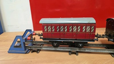 Lot 893 - HORNBY TIN CLOCKWORK TRAIN SET MADE BY MECCANO