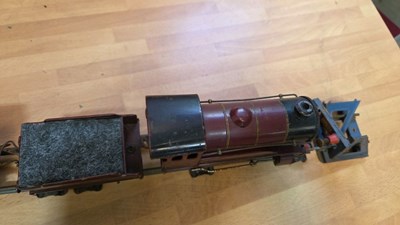 Lot 893 - HORNBY TIN CLOCKWORK TRAIN SET MADE BY MECCANO