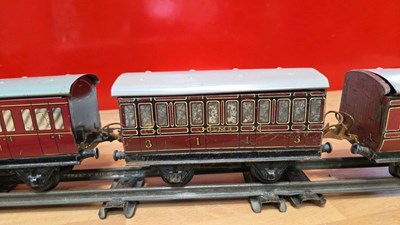 Lot 893 - HORNBY TIN CLOCKWORK TRAIN SET MADE BY MECCANO