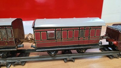 Lot 893 - HORNBY TIN CLOCKWORK TRAIN SET MADE BY MECCANO