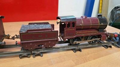 Lot 893 - HORNBY TIN CLOCKWORK TRAIN SET MADE BY MECCANO
