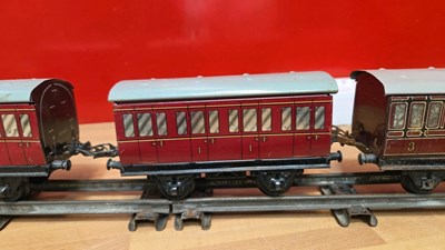 Lot 893 - HORNBY TIN CLOCKWORK TRAIN SET MADE BY MECCANO