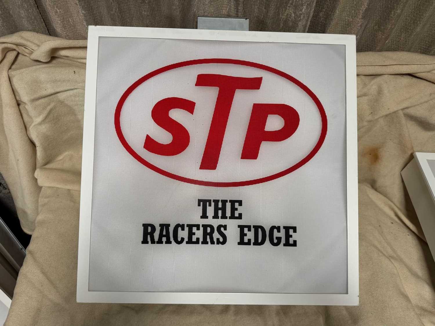 Lot 851 - STP THE RACERS EDGE LIGHT UP SIGN 23