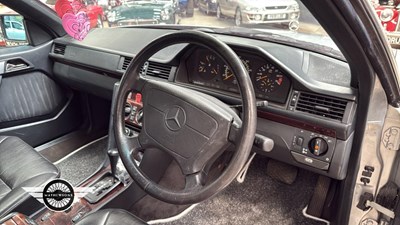 Lot 500 - 1995 MERCEDES E220 AUTO