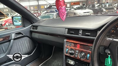 Lot 500 - 1995 MERCEDES E220 AUTO