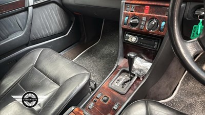 Lot 500 - 1995 MERCEDES E220 AUTO