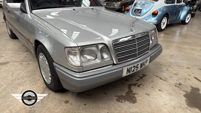 Lot 500 - 1995 MERCEDES E220 AUTO