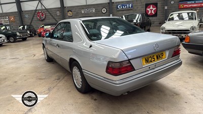 Lot 500 - 1995 MERCEDES E220 AUTO