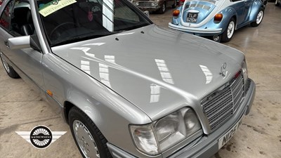 Lot 500 - 1995 MERCEDES E220 AUTO