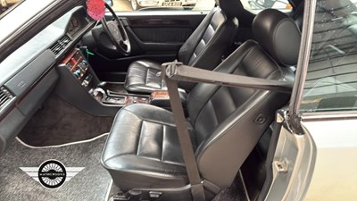 Lot 500 - 1995 MERCEDES E220 AUTO